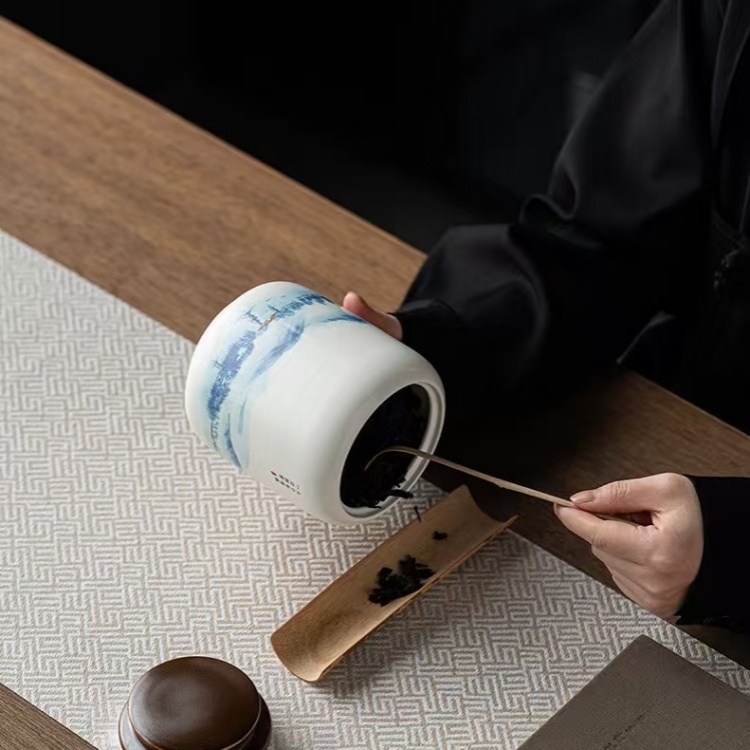 Chinese Black Tea The Tightly Rolled Golden-Haired Black Tea Has A Complex Aroma Of Flowers, Honey And Fruits, With A Slightly Sweet And Mellow Taste.