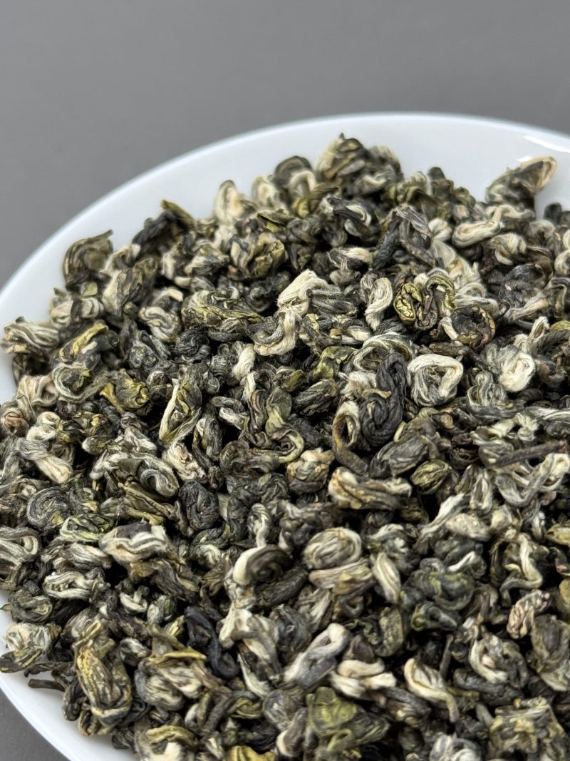 Chinese Organic Green Tea Snow Shell 300g Gift Box Pure Taste, Fragrant and Elegant Green Tea Panda Ceramic Gift Box Packaging - Image 2