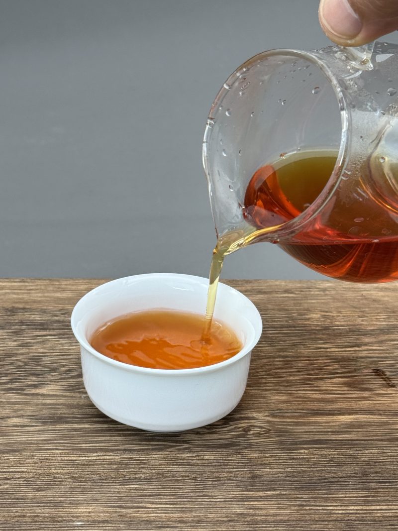 Organic Chinese Black Tea 300g Gift Box Organic Red Peak Tea Soup Is Bright Red In Color And Has A Refined Aroma - Image 3